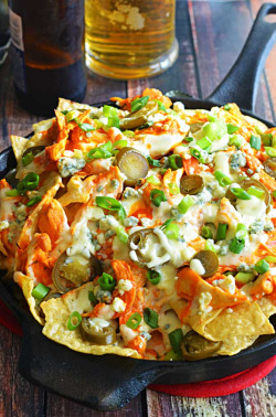 verticalfood:  Loaded Buffalo Chicken Nachos