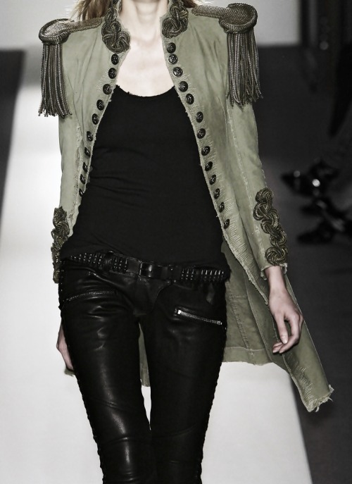 majordomoplasticomo:if i’m not wearing this as a i command a post-apocalyptic freedom fighting group