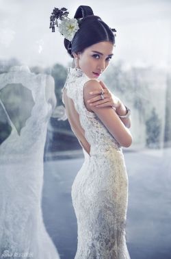 fuckyeahchinesefashion:  Angelababy 旗袍婚纱照