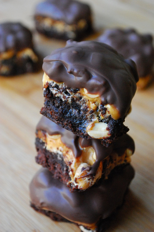 plasmatics-life:  Snickers Brownie Bites | > recipe 