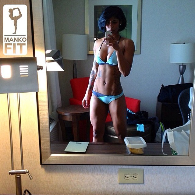 hiddensky:  #flasbackfriday  Ladies, don’t be afraid to lift weights. We do not