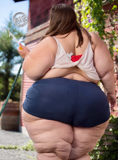 obesity-is-the-new-beauty: ramblerpl:  bigcutieboberry: My newest set is up! Come get wet with me at BoBerry.BigCuties.com!! 💦💦💦 gettin’ bigger and bigger :) love :*  la donna perfetta… solo una cosa può renderla ancora più bella…ingrassare