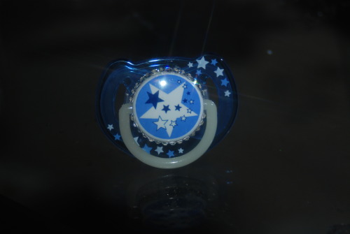 daddyslilpolarbear:  For the more subtle Pacifier sucker.  This super cute night themed Avent Pacifier 6-18 Month has a glow in the dark handle and knob is encrusted with 3 rows or real Swarovski Crystals.  the bottom row is wrapped completely around