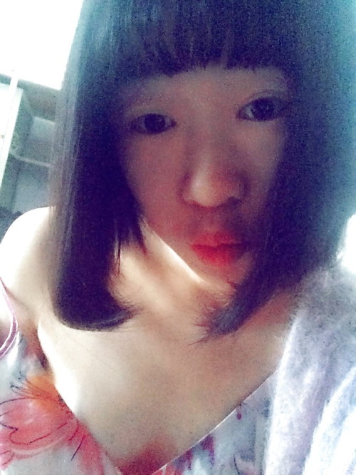 tougaoaaaa: 网友投稿:我的大学生女友，你们看她骚不骚？ 有后续哦 投稿加qq 726774699 注明来意 分享你的女友，前女友，老婆，情人，骚货闺蜜，室友，报复那些你不喜欢的人。