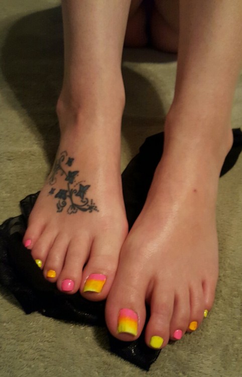 mytalentedtoes:She’s such a tease So hot. Her toes look like tasty little candy corns.