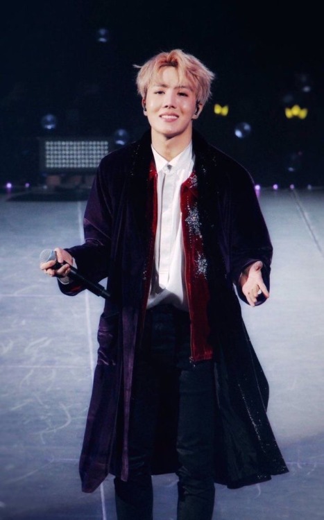 Cypher pt.4 style. He’s handsome af please just look at him behaving like he’s owning th