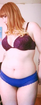 curveappeal:  19 size 12-14 learning to love my body after losing some weight is hard.