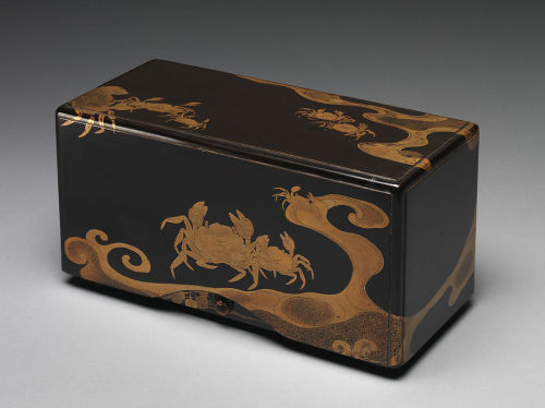 Lacquer Box with Crabs, Waves and Flowers, Japan, 17th century 江戸時代 蟹波蒔絵箱Met Museum New YorkPro