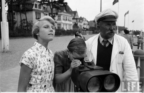 Using binoculars to look into the Russian Zone(Walter Sanders. 1951)