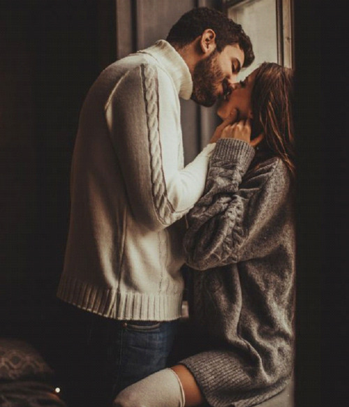 romantictemptations: When He holds you with a hand on each side of your face…looks you in the