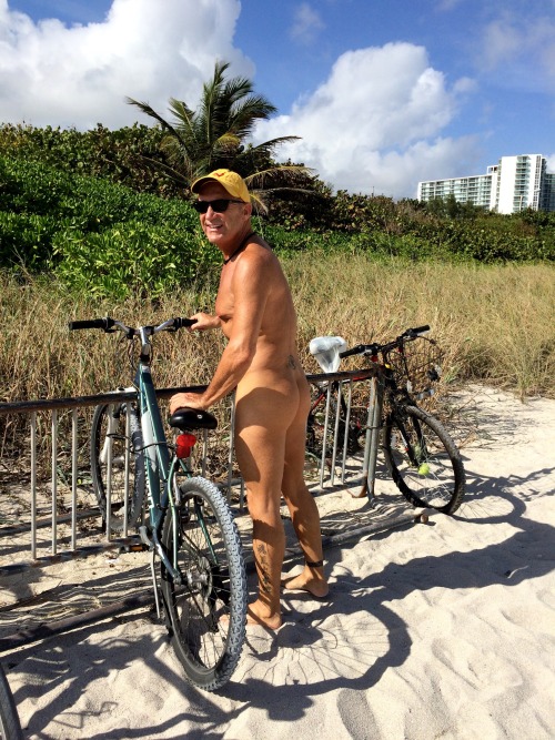 kaliforniacreamen: Naked beach biking!