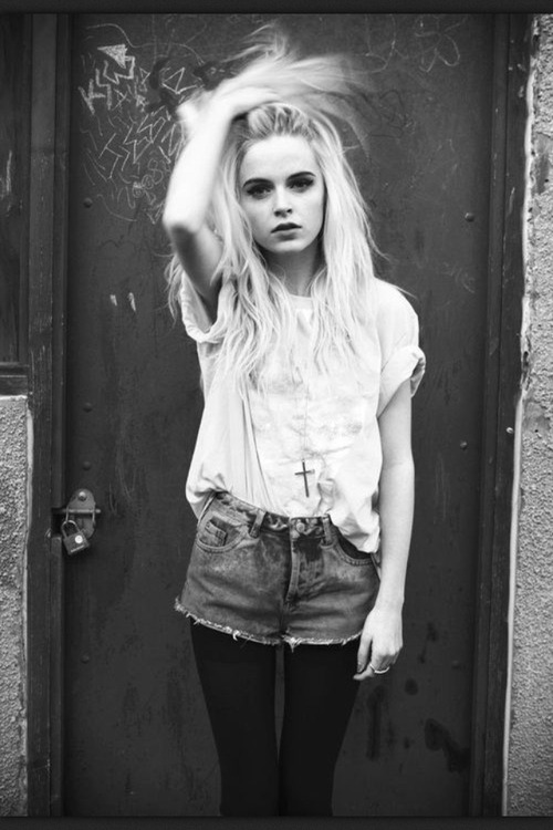 thinspo-blogging:  can i please be her like i want her outfit too pls