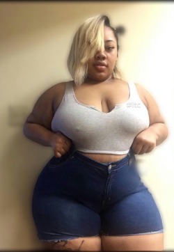 bigbuttsthickhipsnthighs:  Thickums soo sexy