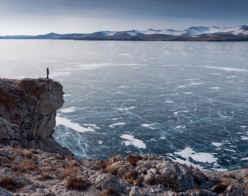 the-gasoline-station:When a Super-Clear Lake Freezes Over Southern Siberia’s Lake Baikal has a lot o