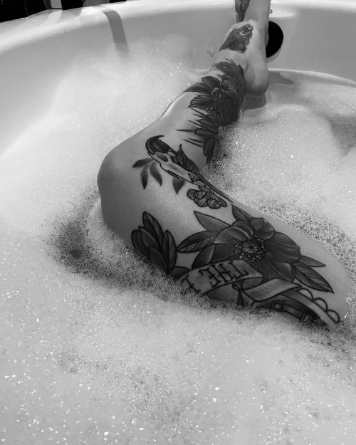 @mamaluna_tattoos filling up these legs, slowly but surely. . . . . . . . . . . #bathtime #girlswhol