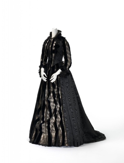 ravensquiffles: Mourning dress 1885-1890 National Gallery of Victoria
