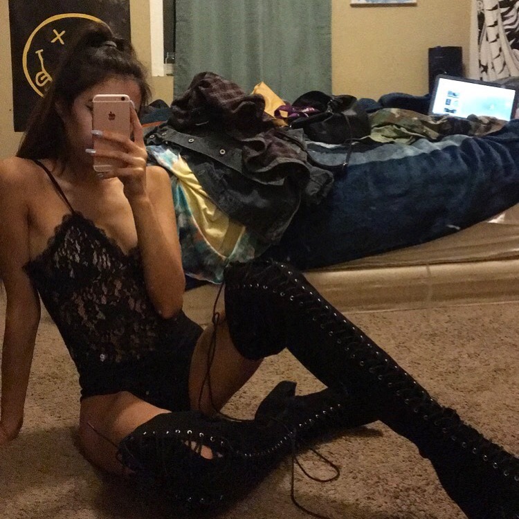 ravennadiaa: roxyjaramillo:  roxyjaramillo:  So fccking hot tbh. Follow her thot ass at @nadiaaraven :D            Thot of the Day: Raven Nadia  