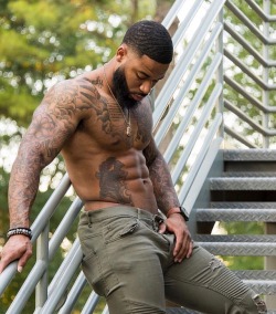 luvphattazz:  strong-black-berries:  _fredjones_ IG  I need in my walls…………………..