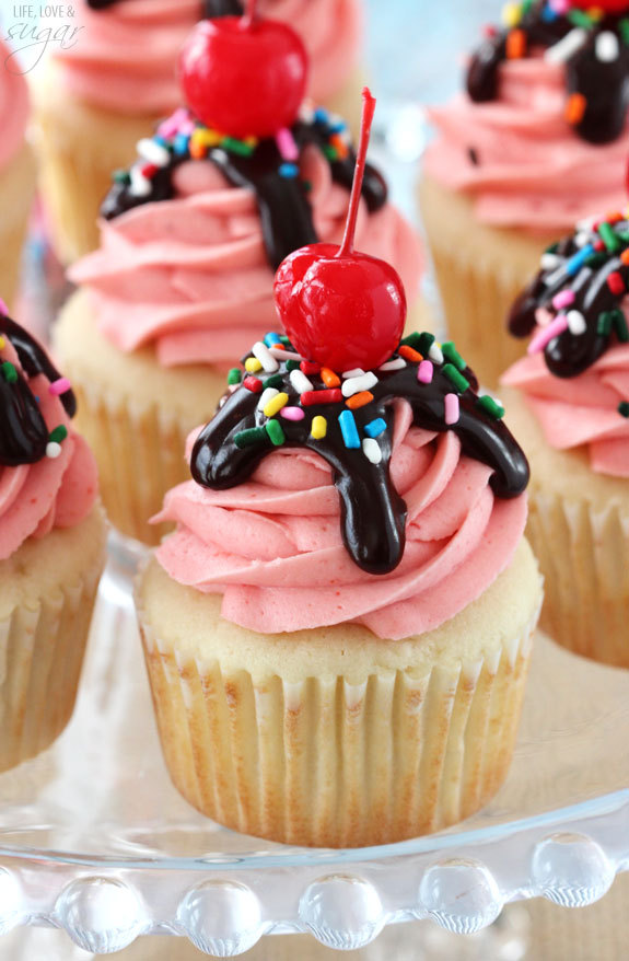 foodffs:  Strawberry Sundae CupcakesReally nice recipes. Every hour.Show me what