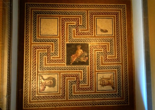 Fin de la série Géométrie : carrés, rectangles et orthogonales. - Douai- Lyon, musée Lugdunum: mosaï