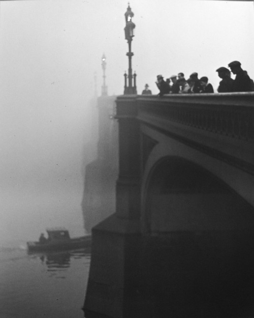 inritus:Westminister Bridge, London. Photographed by Wolfgang Suschitzky.