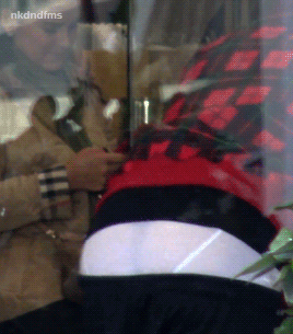 dirtywrld:Justin showing that ass off to paparazzi!