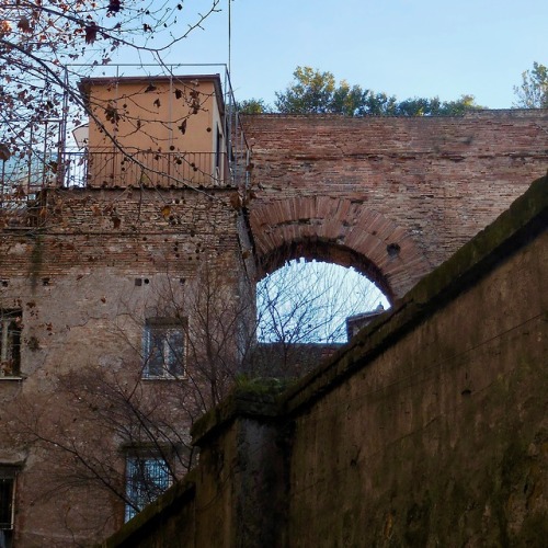 Arco di un acquedotto dell'Impero Romano inglobato in un edificio più recente, nei pressi di San Gio