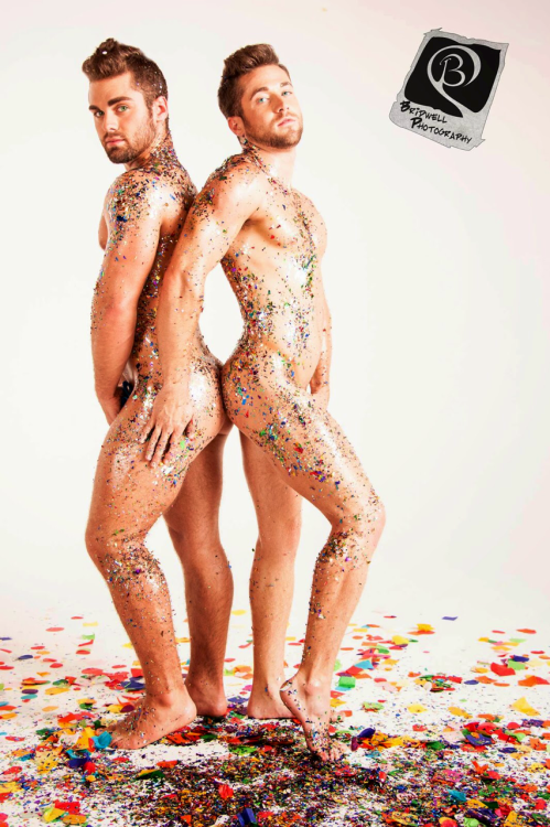 hotfacedescort:  glazingthedoughnut:  Jon Varak & Colby Melvin  Want to look GAYER?  Simple.  Just add GLITTER!! FABULOUS!!!!!! Los Angeles Bi ESCORT: follow my blog & adventures here: http://hotfacedescort.tumblr.com