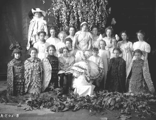 ‘Tis the season of plays and performances at schools, so today’s #TBT is a group of costumed children as birds! Do you have a memorable school play costume from your childhood? Please share!! https://bit.ly/2qKmTim