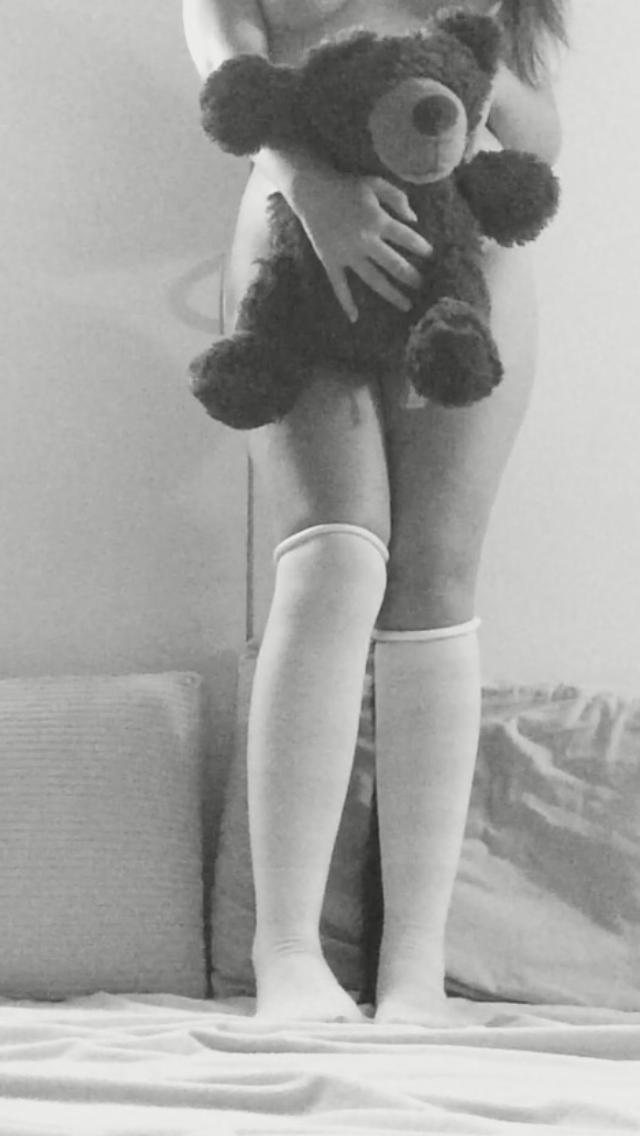 kitten-and-her-big-bad-wolf:  I’m shy 🐻🎀  Love black and white 🔲 