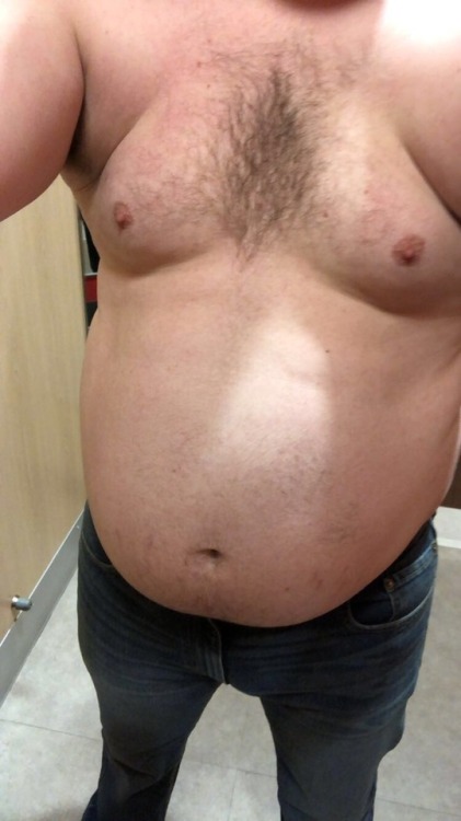 keepembloated: wellfedcollegeguy:  Had some fun in a changing room today. Tried on some 36” jeans and a S shirt (I wear  40” jeans and XL shirts 😂)  It would be fun to watch him squeeze that huge belly into those tight shirts! 