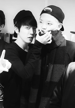 un17erse:  Himchan umma playing with his