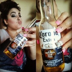 Cheers to the mo'fuken weekend 🍻🎶 #corona #howimstartingmyweekend #nailsdone #makeuponpoint #lazzybun #straightchillen ✌