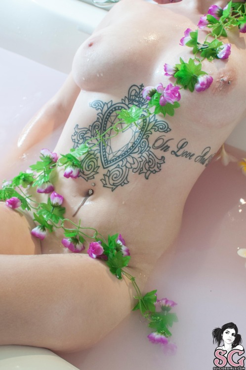Varga - Suicide Girls. ♥ Because this bath looks heavenly. ♥