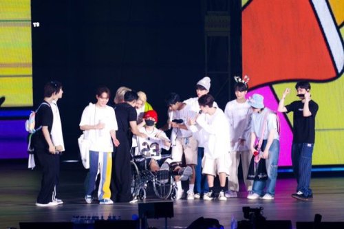 MY HEART I'm So Glad He Got To Be On Stage With Them And He Seems So Happy