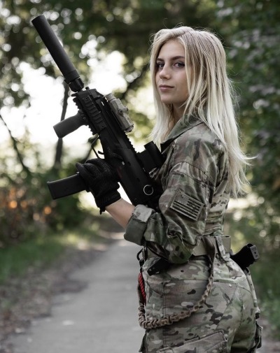 hotchicks-with-guns: That’s a very nice MP7! 