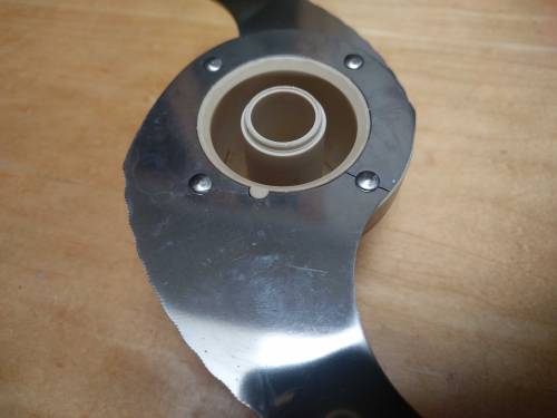 birdthatlookslikeastick:Yeah, check this out! My food processor blade has two hairline fractures aro