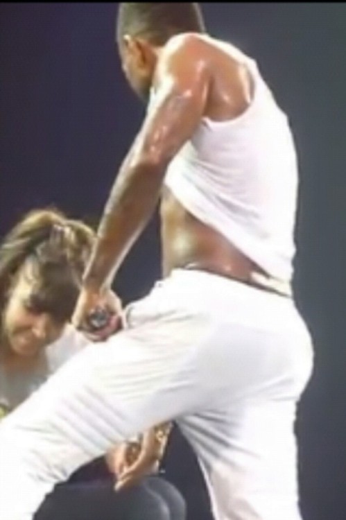 lamarworld1:Usher booty & bulge