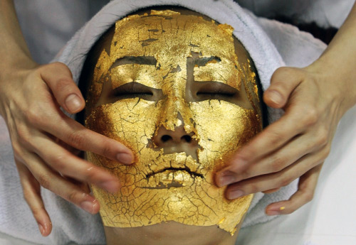 coltre:  A gold facial is a treatment that lifts and firms the skin to reduce the appearance of fine lines, wrinkles and brighten the skin, using a cream made with 24 carat gold foil. 