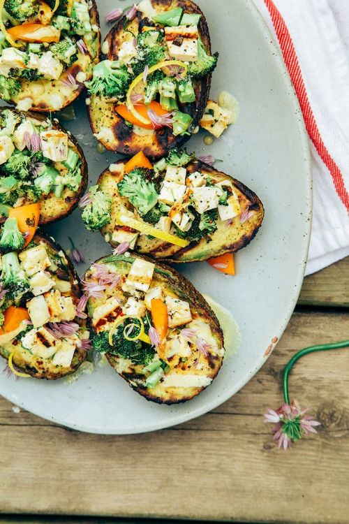 frostied:  delicious-designs:  charred broccoli + tofu stuffed avocados with sweet lemon curry sauce  x