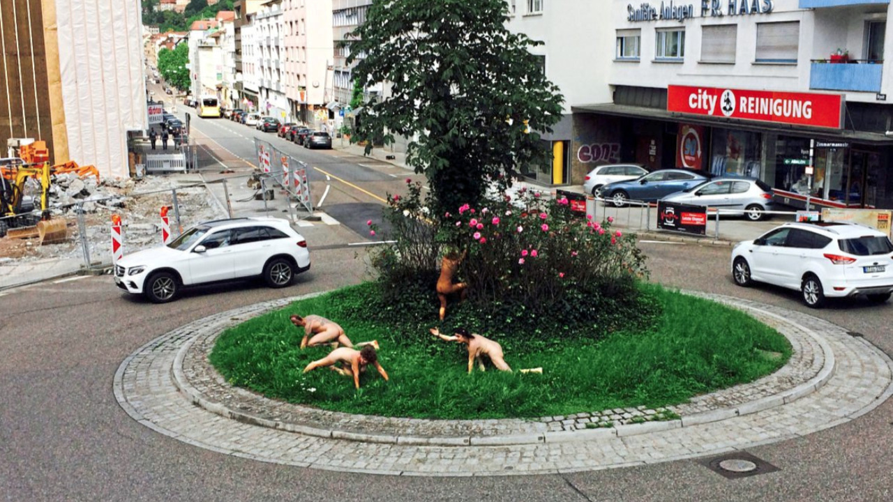 Public shaming performance in Stuttgart, Germany. Die Idee für das Projekt stammt