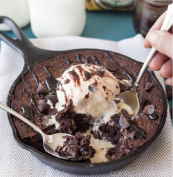 fullcravings:  Chocolate Mint Skillet Brownies