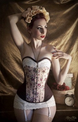 babe-in-corset:  Corset