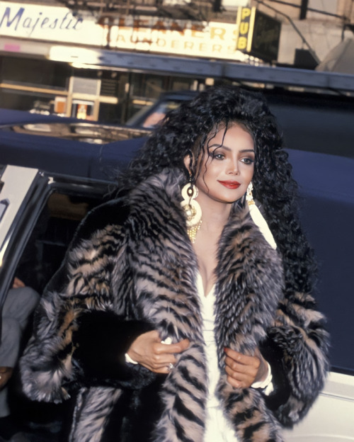 surra-de-bunda:La Toya Jackson arriving to appear on “Good Morning America” (1989).