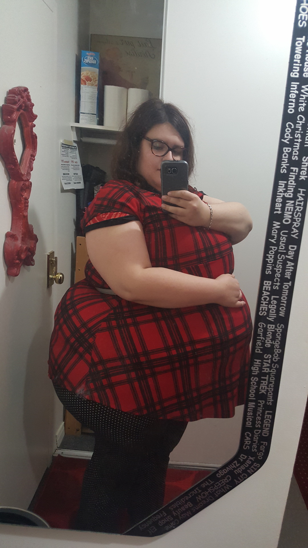 bigger-and-bigger:Stuffed my clothes with pillows… funny how this followed my natural