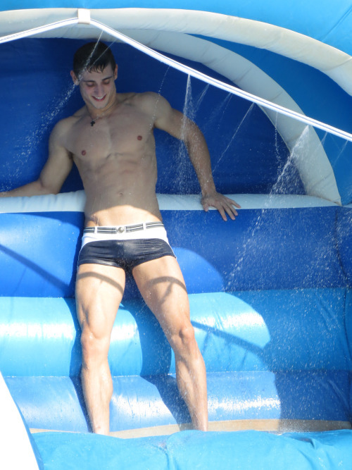 texasfratboy:  Nice bulge!