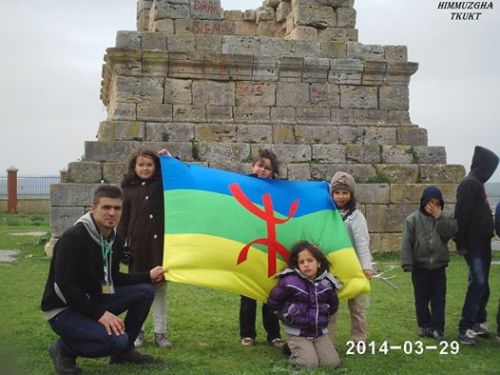 Children of the cultural association of Himmuzgha T'kout ( in batna , Aurés ) visits the tomb of Kin