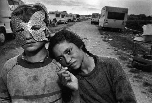 the-night-picture-collector:Mary Ellen Mark, Gypsy Camp, Barcelona, Spain, 1987