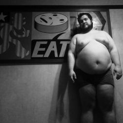 gulobear:  spartanpudge:  I’ve gained 20 pounds in the last 2 months. Wanna see me keep going? Throw me five bucks! paypal.me/growspartan/5(Spartan on the grommz)  Mmmmmmm  