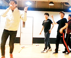 welovehaehyuk-deactivated202105:  prince manager dancing to shinee’s dream girl~ ★  (╯°□°)╯︵ sƃuıʃǝǝɟ 